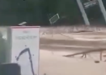 Crecida destruyó un puente en Vietnam en pocos segundos